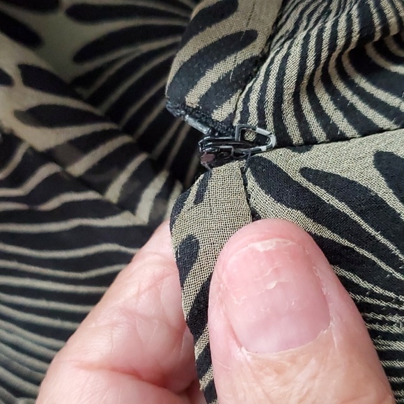 RAFELLA 100% SILK SKIRT. Geometric flower print. Size 10. Flowing look. Y2K - Picture 9 of 10